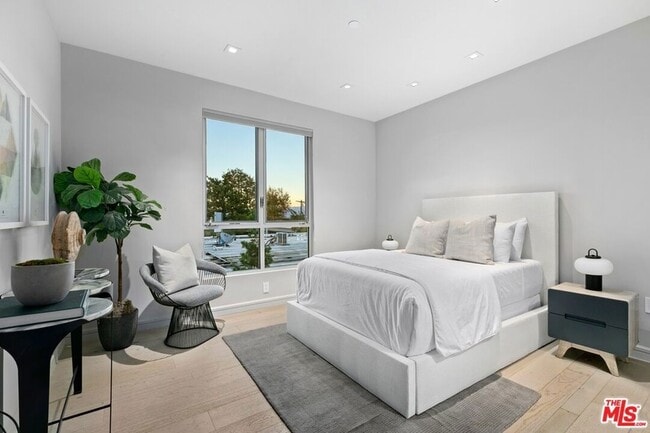 Building Photo - 2391 Roscomare Rd