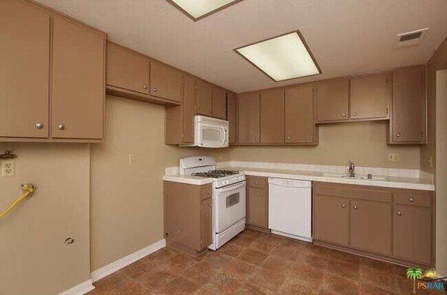 Building Photo - Spacious 4-Bedroom Condo in Indian Canyon ...