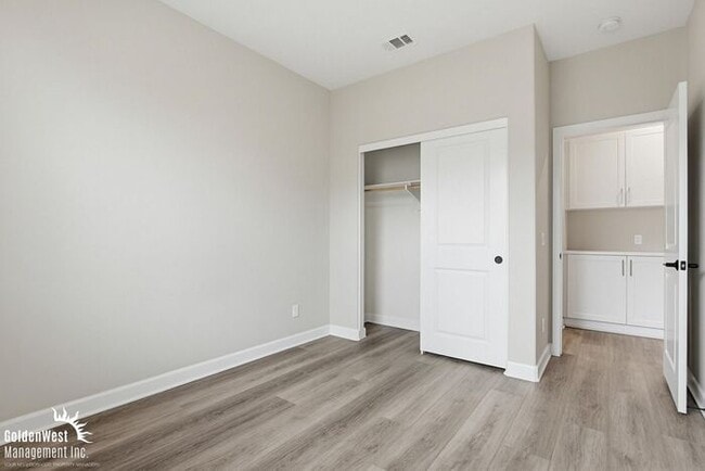 Building Photo - Bright & Modern 3Bdm 2Ba Townhome in Vista!
