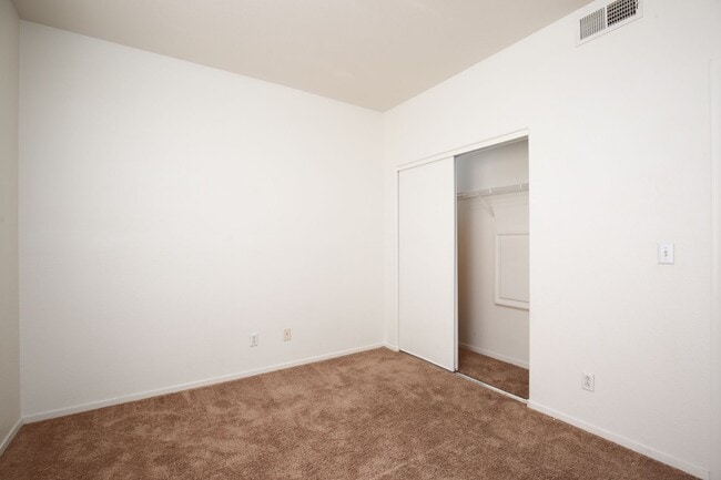 Building Photo - Adorable 2 Bedrooms Condo on the Second Floor