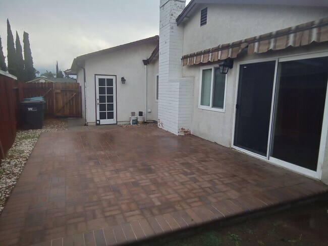 Building Photo - Nicely remodeled 3 bedroom 2 bath home wit...
