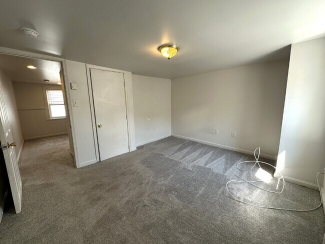 Building Photo - Top Floor Apartment in Downtown Westminster