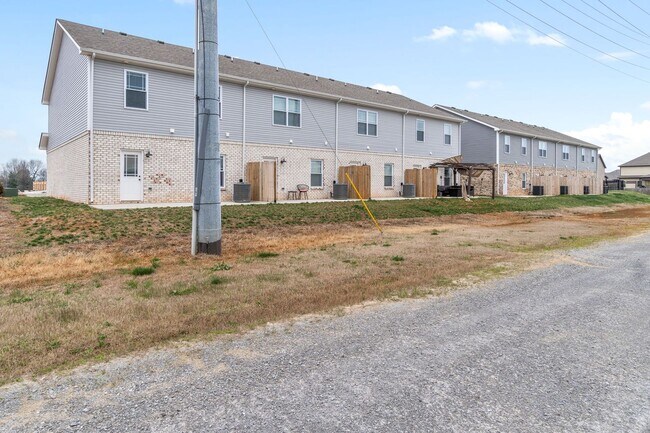 Building Photo - Pet Friendly Three Bedroom!