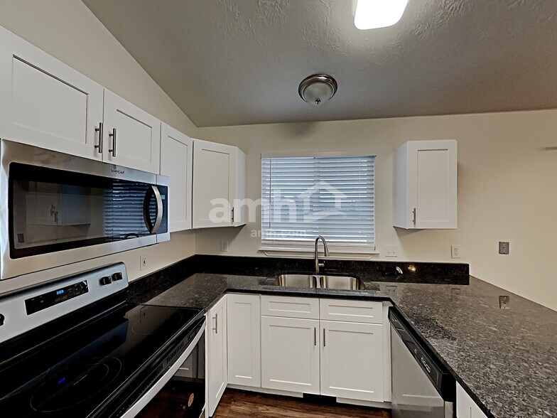 Building Photo - 2558 75 E