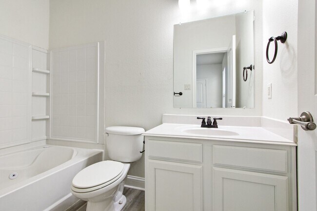 Building Photo - * MOVE IN SUMMER 7/25/2027 * 5 Bed 3 Bath Walk to TCU Light Housekeeping Included