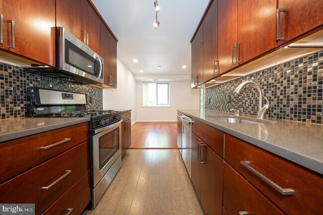 Building Photo - 1640 Oakwood Dr