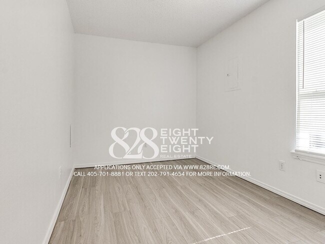 Building Photo - AVAILABLE NOW! 2 bed/1 bath Apartment at W...