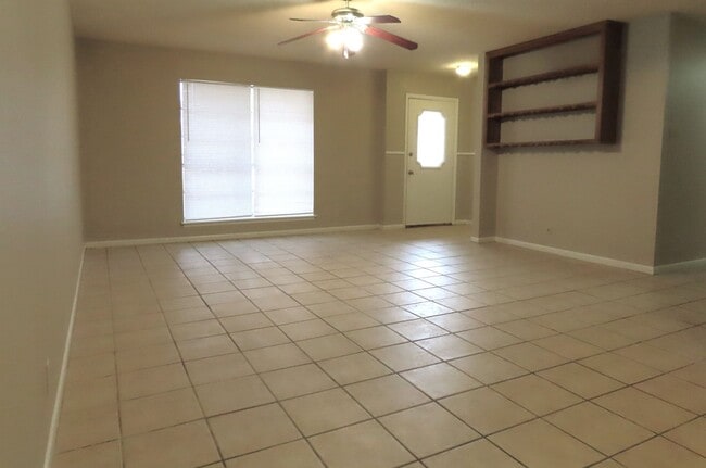 Building Photo - South Tyler! 3 Bedroom, 2 Bath Duplex w/Garage