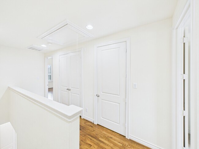 Building Photo - 11025 Sherwood Grv