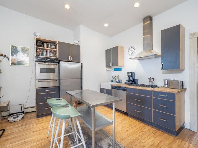 Building Photo - 225 Pine St