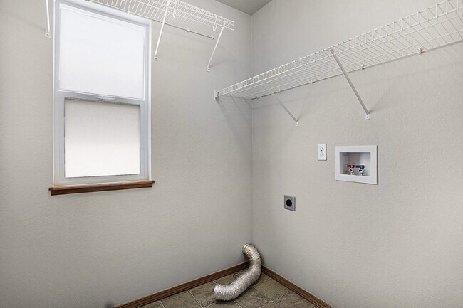 Building Photo - Move-In Ready 3-Bedroom Two-Story in Power...