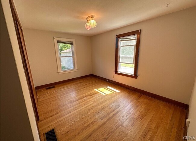 Building Photo - 207 Draper Ave