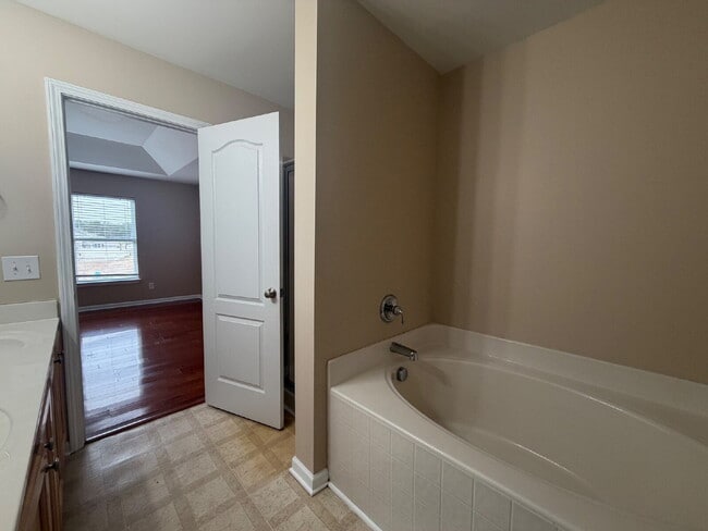 Building Photo - Large Three Bedroom Townhouse! New Carpet & Paint!