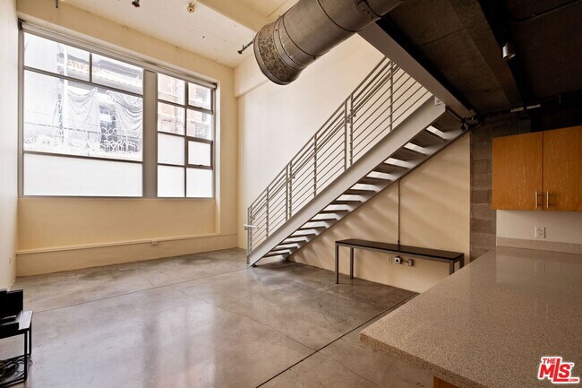 Building Photo - 1130 Flower St