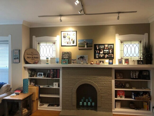 Building Photo - 5106 W Sunnyside Ave