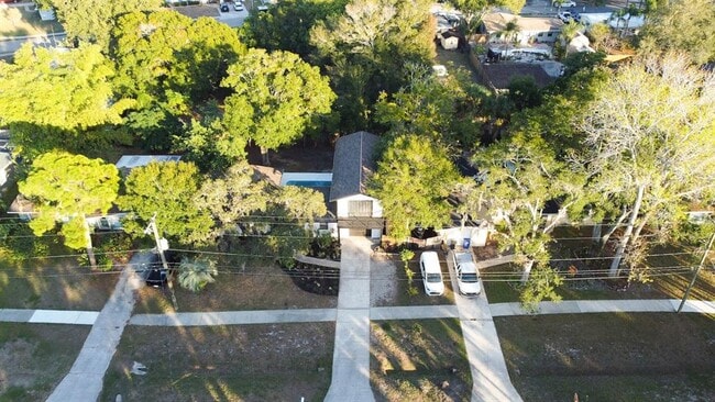 Building Photo - 405 Shore Dr E