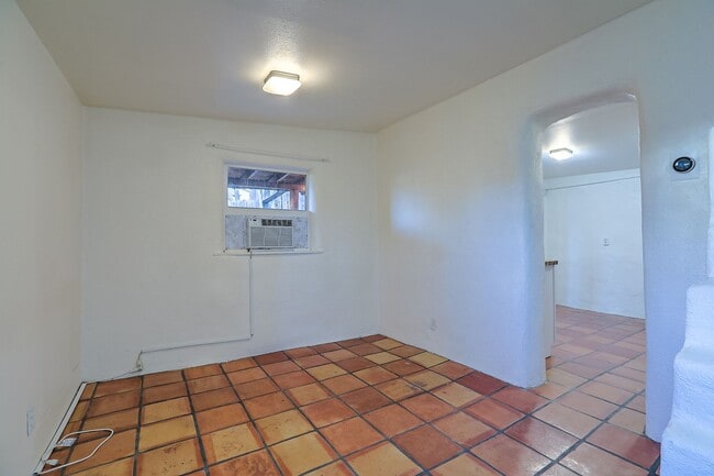 Building Photo - Quaint Studio in Prime Location