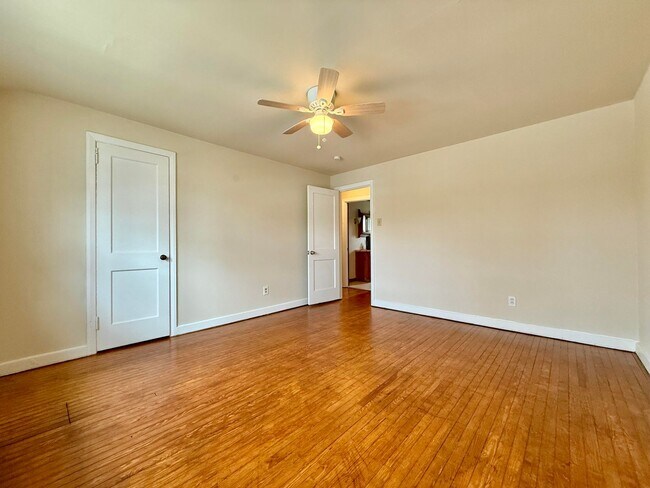 Building Photo - 2BD/1BA Townhome