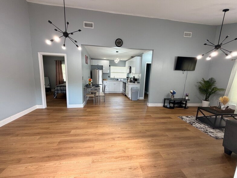 Building Photo - 414 N 60th Way