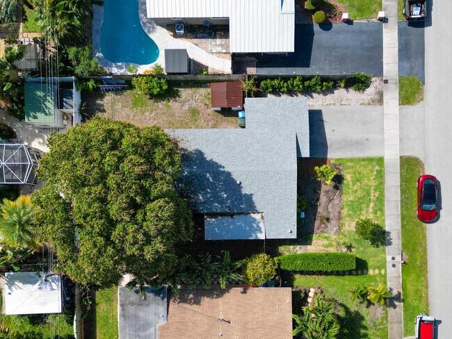 Building Photo - 5840 NE 1st Terrace