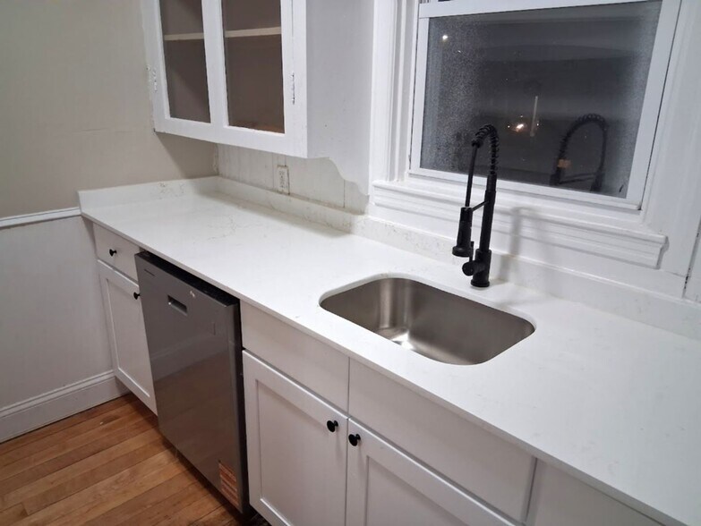 Building Photo - 848 Smith St