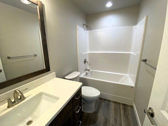 Building Photo - ~Brand New House in Oakland~
