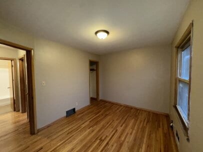 Building Photo - "Charming 2-Bed Gem with Hardwood Floors in Saint Paul's Vibrant South Side!"