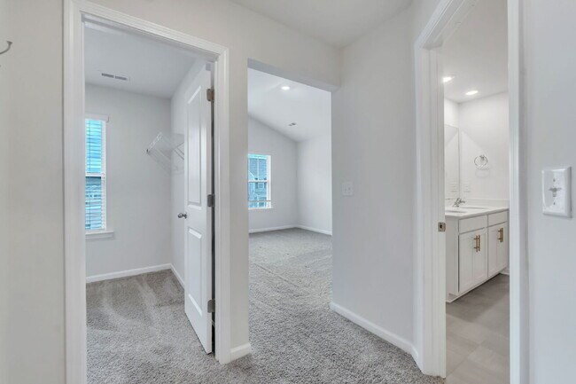 Building Photo - Beautiful 3 BR / 2.5 BA Townhome with Patio & Community Amenities $1,725/mo rent**