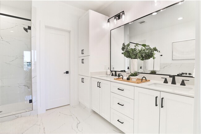 Building Photo - 1018A W 15th 1/2 St