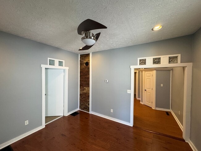 Building Photo - Fountain Sqaure 2 Bedroom 1 Bath with a bonus room/office.