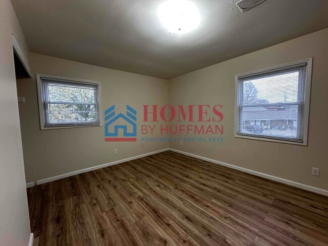 Building Photo - Two Bedroom Apartment | Upstairs | Boonville