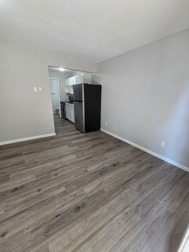 Building Photo - Remodeled Studio Apartment