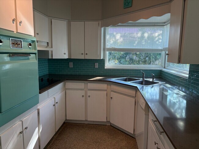 Building Photo - 6034 Linneal Beach Dr