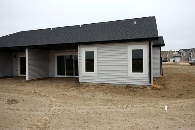 Building Photo - Quiet, clean and peaceful! Welcome home!