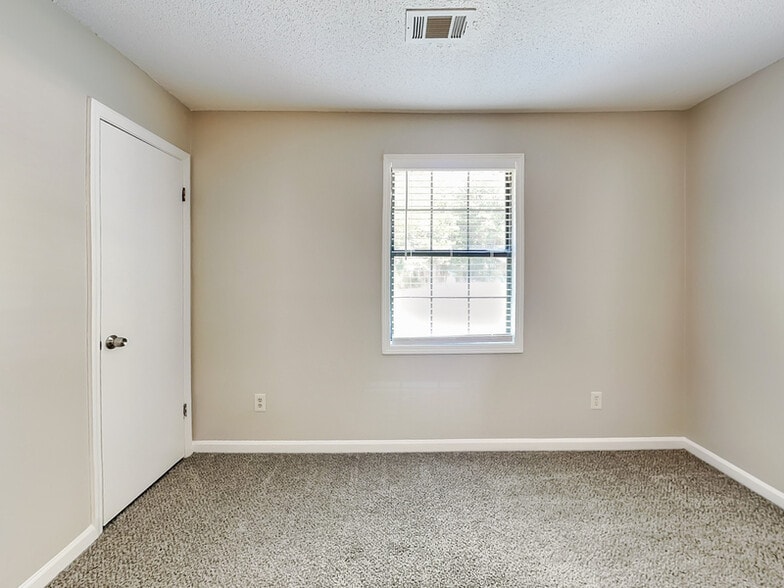 Building Photo - 5022 Hawthorne Ct