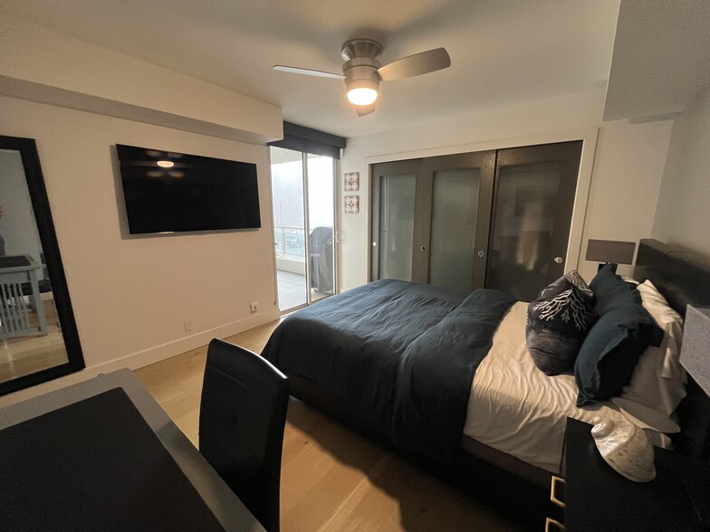 Bedroom 2 with TV and Balcony - 723 Palisades Beach Rd