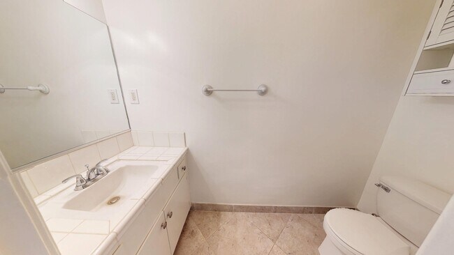Building Photo - Spacious & Updated 2-Bedroom Unit in Studi...