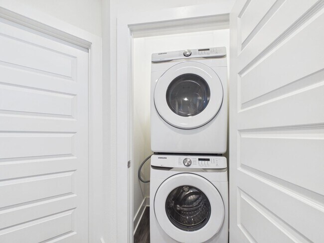 Building Photo - 6102 Caddie St