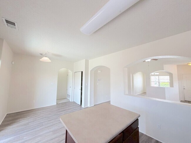 Building Photo - Beautiful 3 bed 2 bath in SW Albuquerque! Spacious layout. New Flooring! 2 Car Garage. Near 98th ...