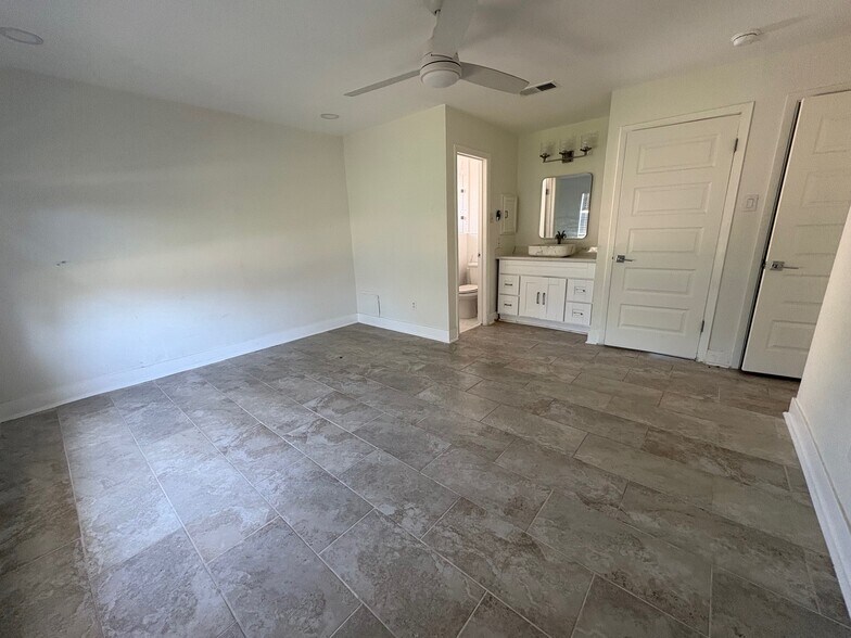 Building Photo - 3723 Westmeadow Dr