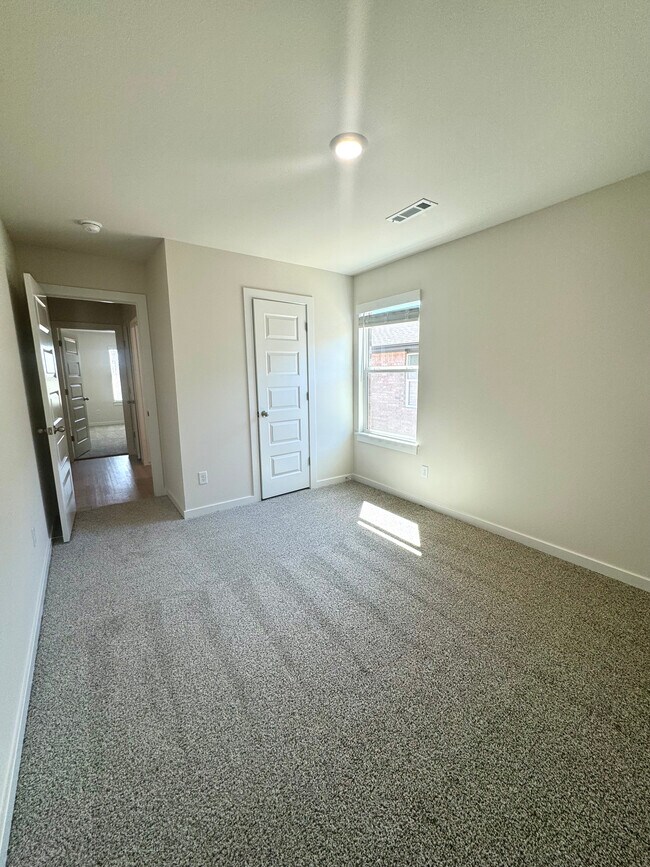 Building Photo - 5382 Selah St