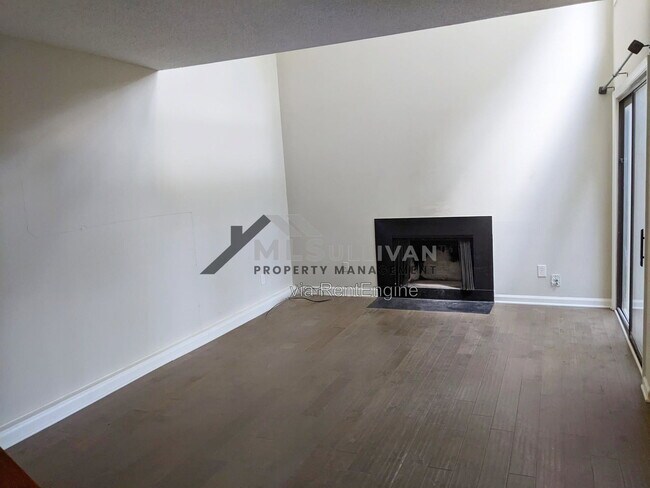 Building Photo - 4101 Five Oaks Dr