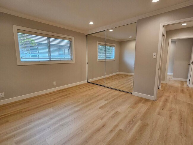 Building Photo - Updated Top Floor 2 Bedroom/1 Bathroom Apa...