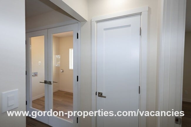 Building Photo - Saint Helens OR - upstairs flat 2 bedroom ...