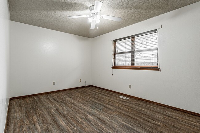 Building Photo - 3 Bed 2 Bath in OKC!