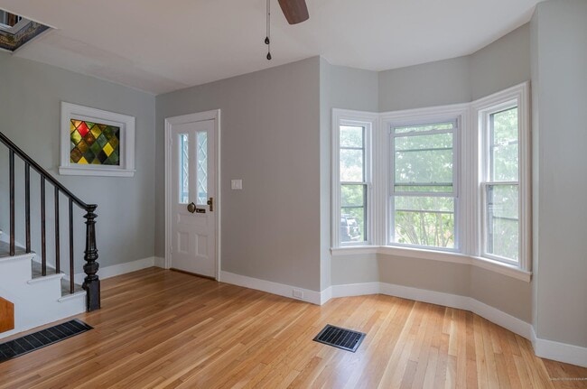 Building Photo - Beatiful 4 Bed Downtown Bath House
