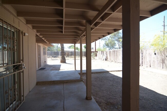 Building Photo - Huge 4 Bedroom 2  Bath! Close to the University!