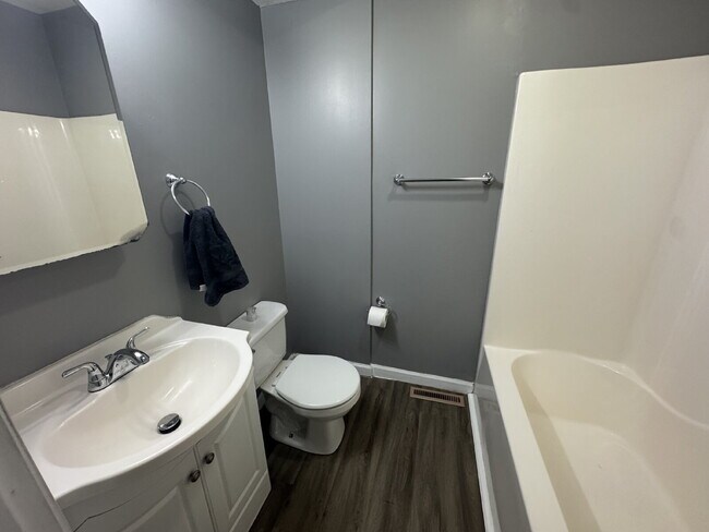 Building Photo - Charming 3-Bedroom Haven in Springfield with Spacious Living!
