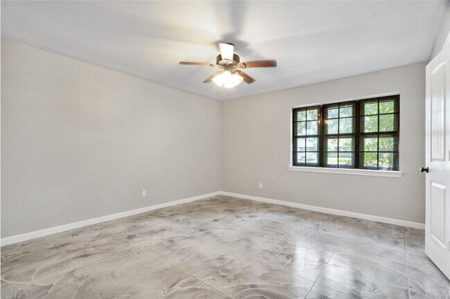 Building Photo - 570 Roanoke Dr