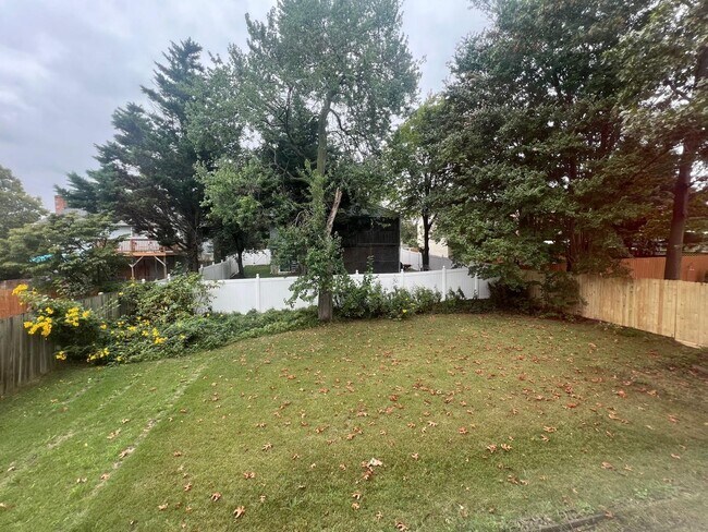 Building Photo - Cozy 3 Bedroom 2 Bath Single Family Home i...